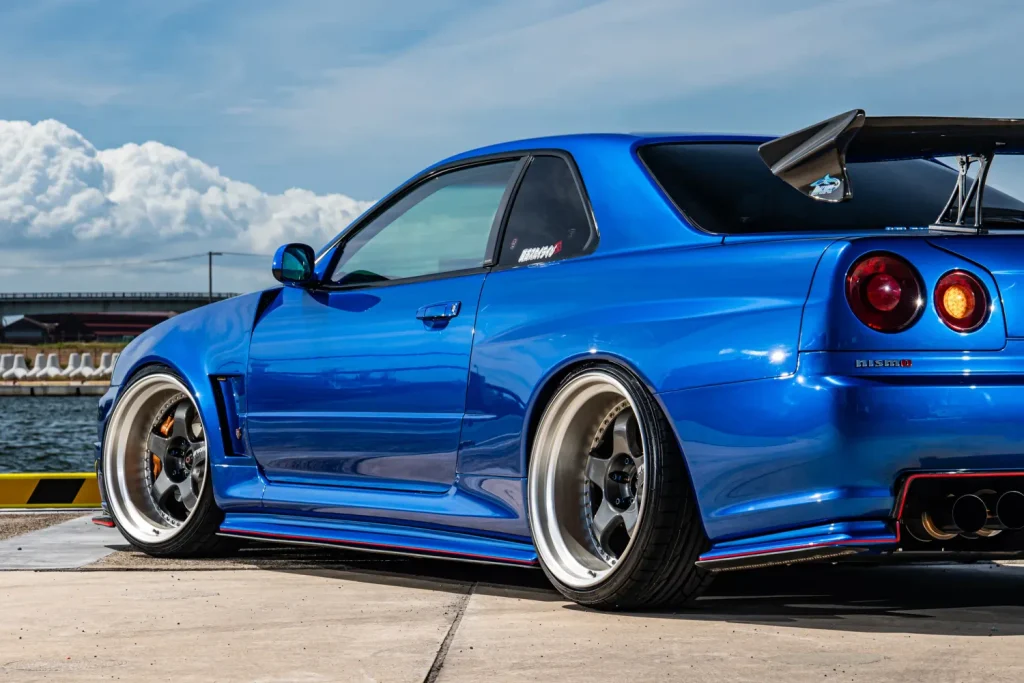 WORK MEISTER S1の深リムホイールを装着したブルーのスカイラインGT-R R34リアビュー