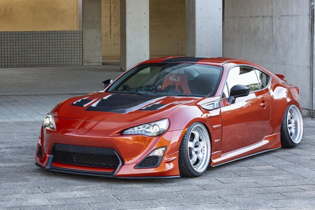 WORK MEISTER S1を装着したオレンジのトヨタ86カスタム車