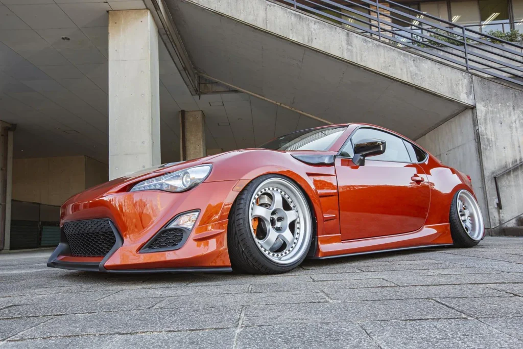 WORK MEISTER S1の深リムホイールを装着したオレンジのトヨタ86