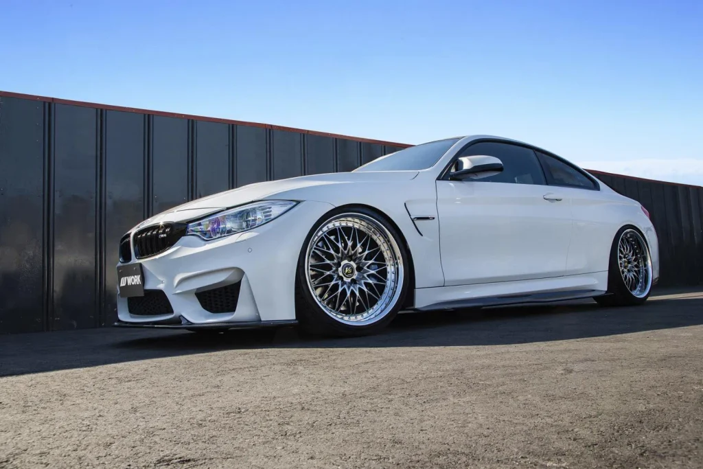 WORK VS XVを装着したホワイトのBMW M4 F82カスタム