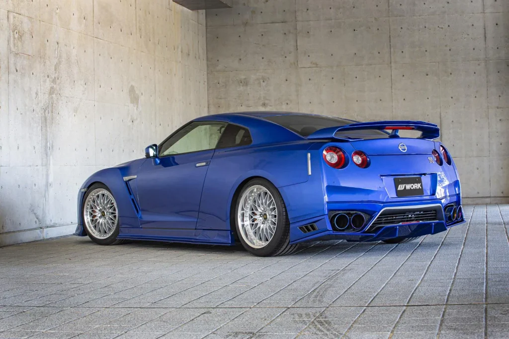 WORK VS XVを装着したブルーの日産GT-R R35カスタム