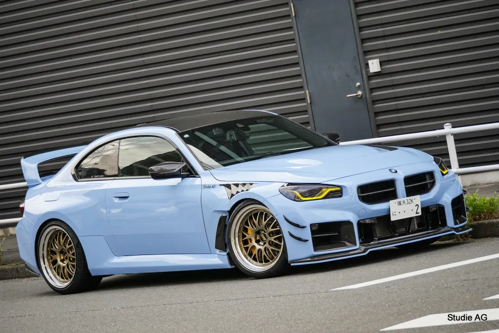 ライトブルーのBMW M2（G87）にゴールド系BBS RT88を装着した車両の斜め前方全景