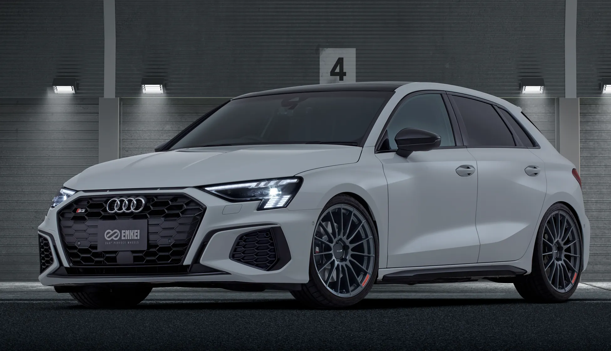 白いアウディS3スポーツバックにENKEI RS05RRを装着した、前後のホイールが見える写真