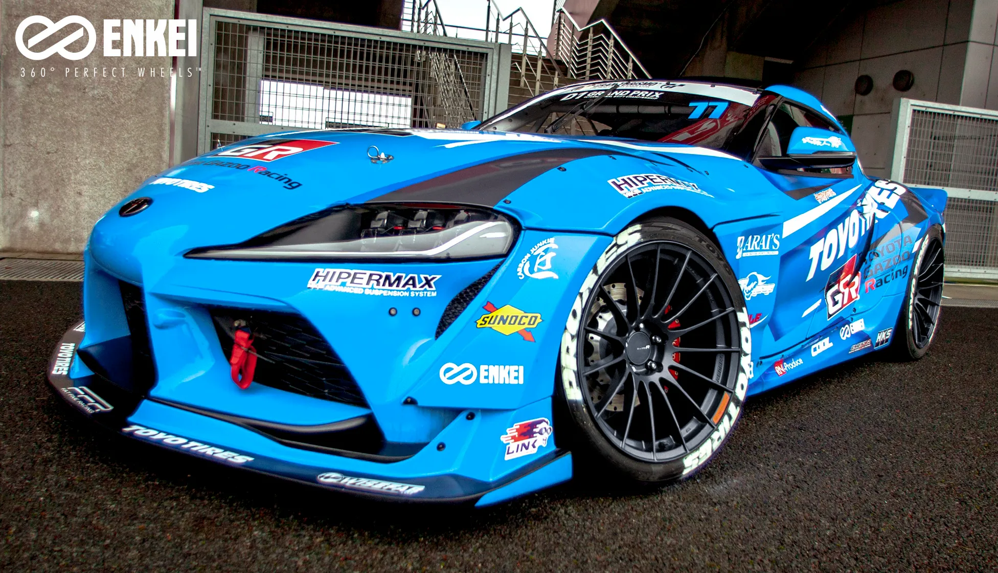 ブルーのトヨタ GRスープラのレーシングカーに装着されたENKEI RS05RRのホイール