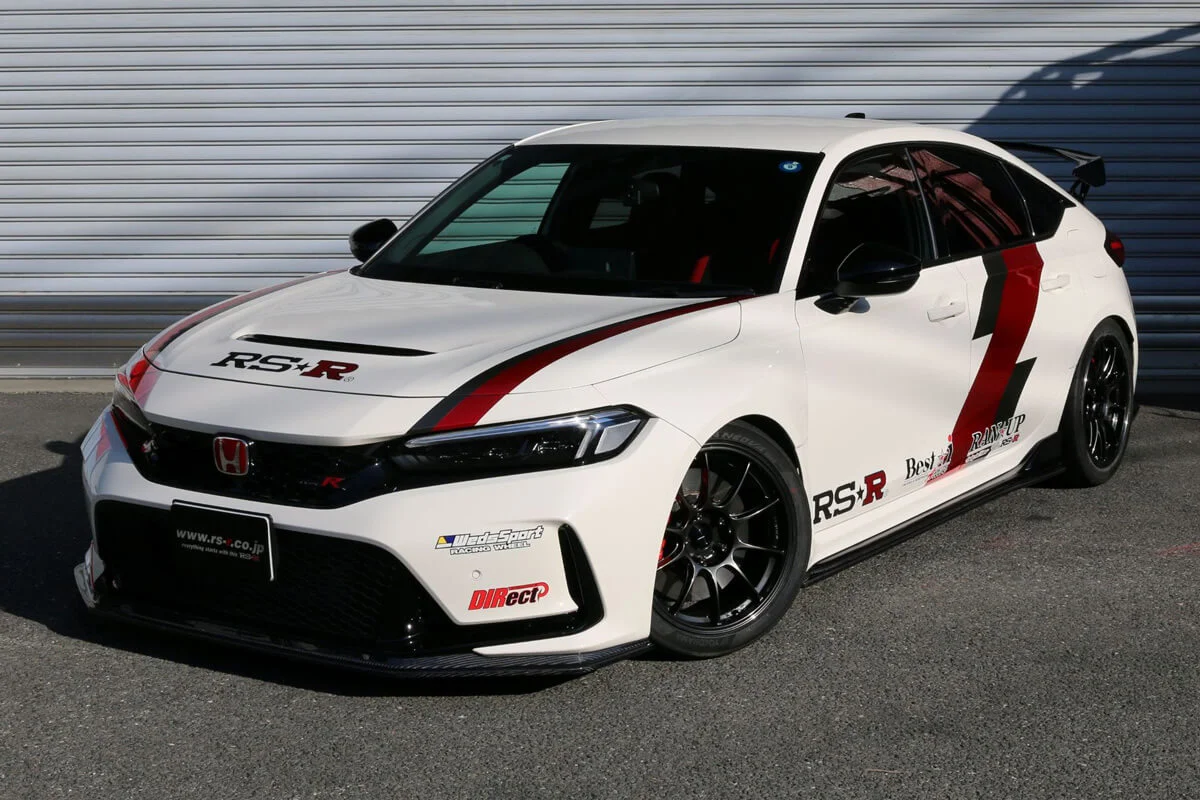 RS-Rの赤黒デカールが入った白いシビックタイプR FL5と黒い10本スポークホイールを斜め前から撮影