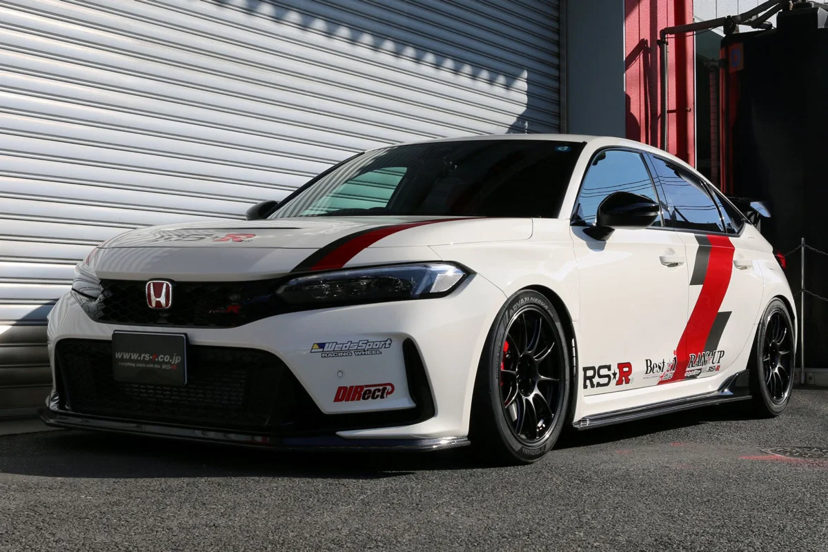 白いホンダ・シビックタイプR FL5の低い車高と前輪のスポーツホイールを正面寄りの角度から撮影