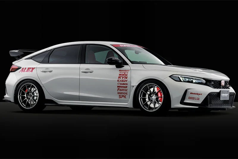 白いホンダ・シビックタイプR FL5の側面と装着された10本スポークホイール