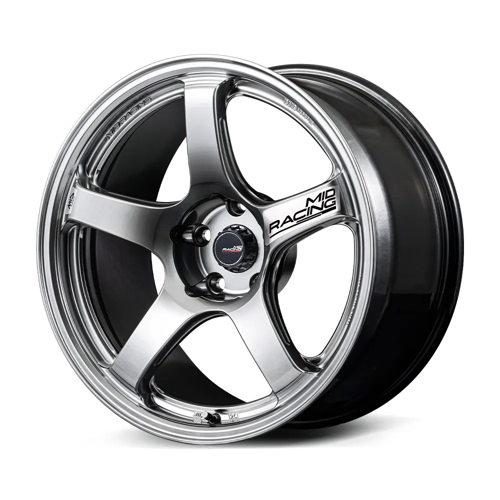 ハイパーシルバーのR50 EVOホイール。右側のスポークにMID RACINGのステッカーを貼った状態