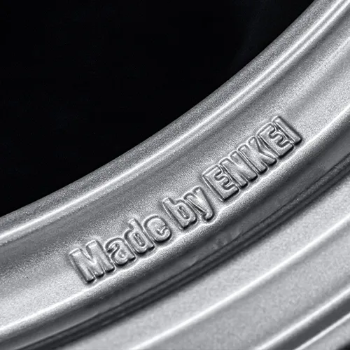 R50 EVOハイパーシルバーのリム内側に刻まれた「Made by ENKEI」の文字を接写