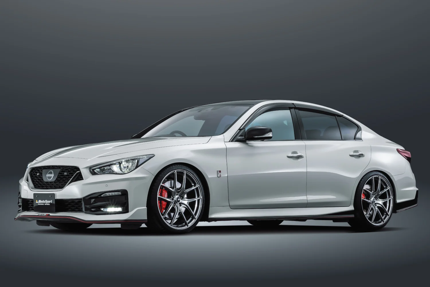シルバーの日産スカイライン400RにWedsSport SA-01Rを装着したスタジオ写真
