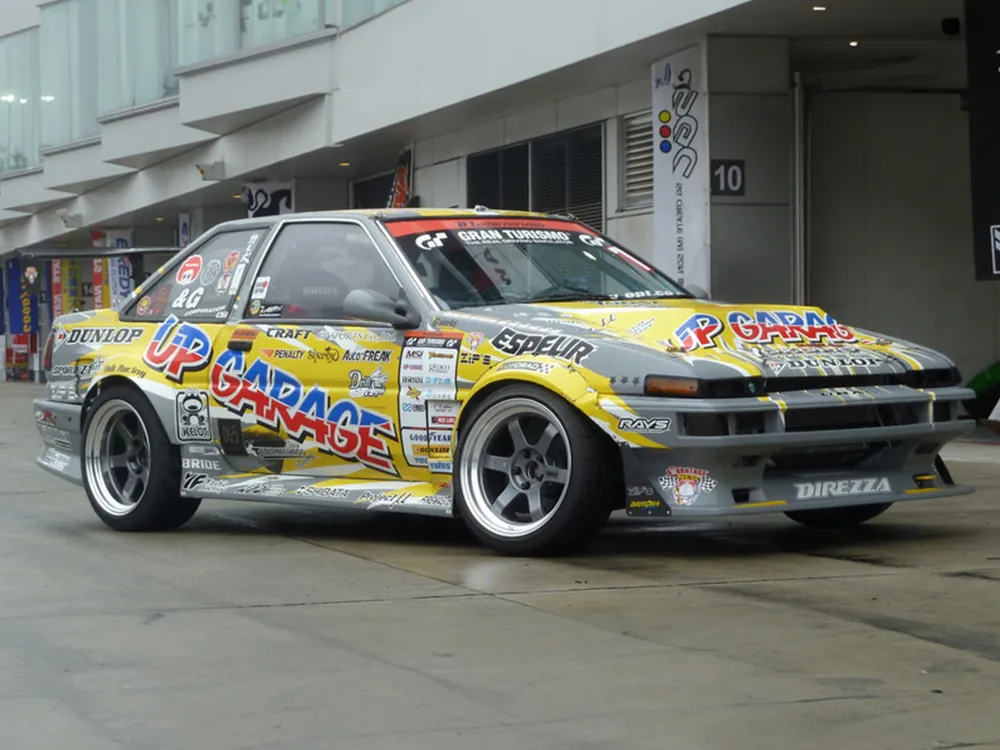 カラフルなレーシングカラーのトヨタ・カローラレビンAE86にシルバー系の深リムホイールを装着した写真