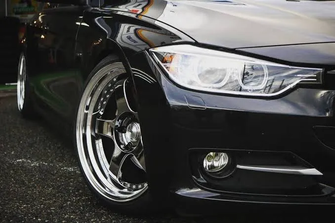 黒いBMWの前輪付近。光沢のある5本スポークと深いポリッシュリムを大きく写した写真