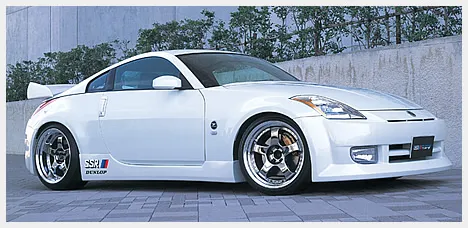 白い日産フェアレディZ(Z33)に深リムの5本スポークホイールを装着したフロント斜めの姿