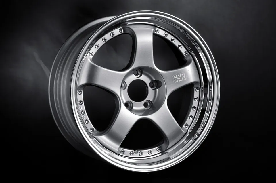 SSR プロフェッサー SP1のシルバーディスクと段付きステップリムを正面から見たホイール単体