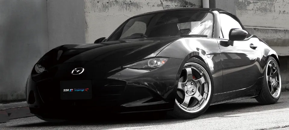 黒いマツダ・ロードスターにSSR Professor SP1Rを装着したフロント斜めからの写真