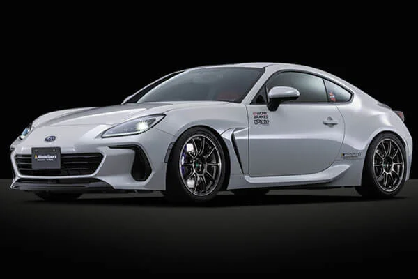 シルバーのスバルBRZに装着されたTC105Xの10本スポークホイールを斜め前方から撮影
