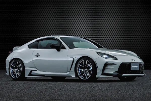 白いトヨタGR86に装着されたWedsSport SA-01Rを斜め前から撮影した写真