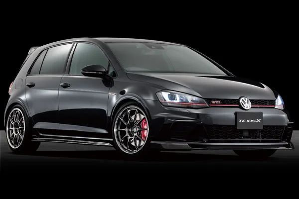 黒いフォルクスワーゲン・ゴルフGTIに装着されたWedsSport TC105Xの斜め前方写真