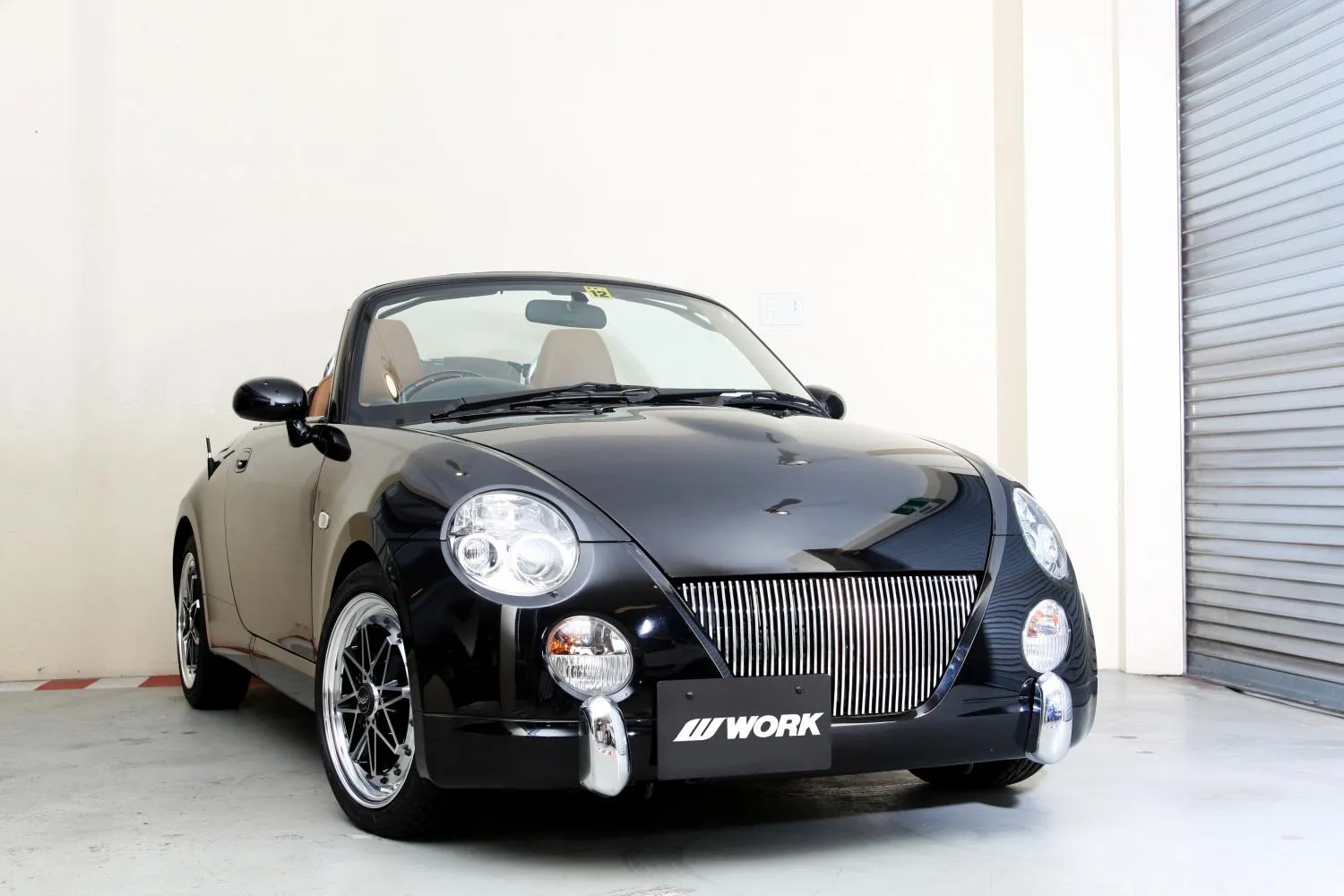 WORK EQUIP 03を装着した黒いダイハツ・コペンのフロント斜めからの写真